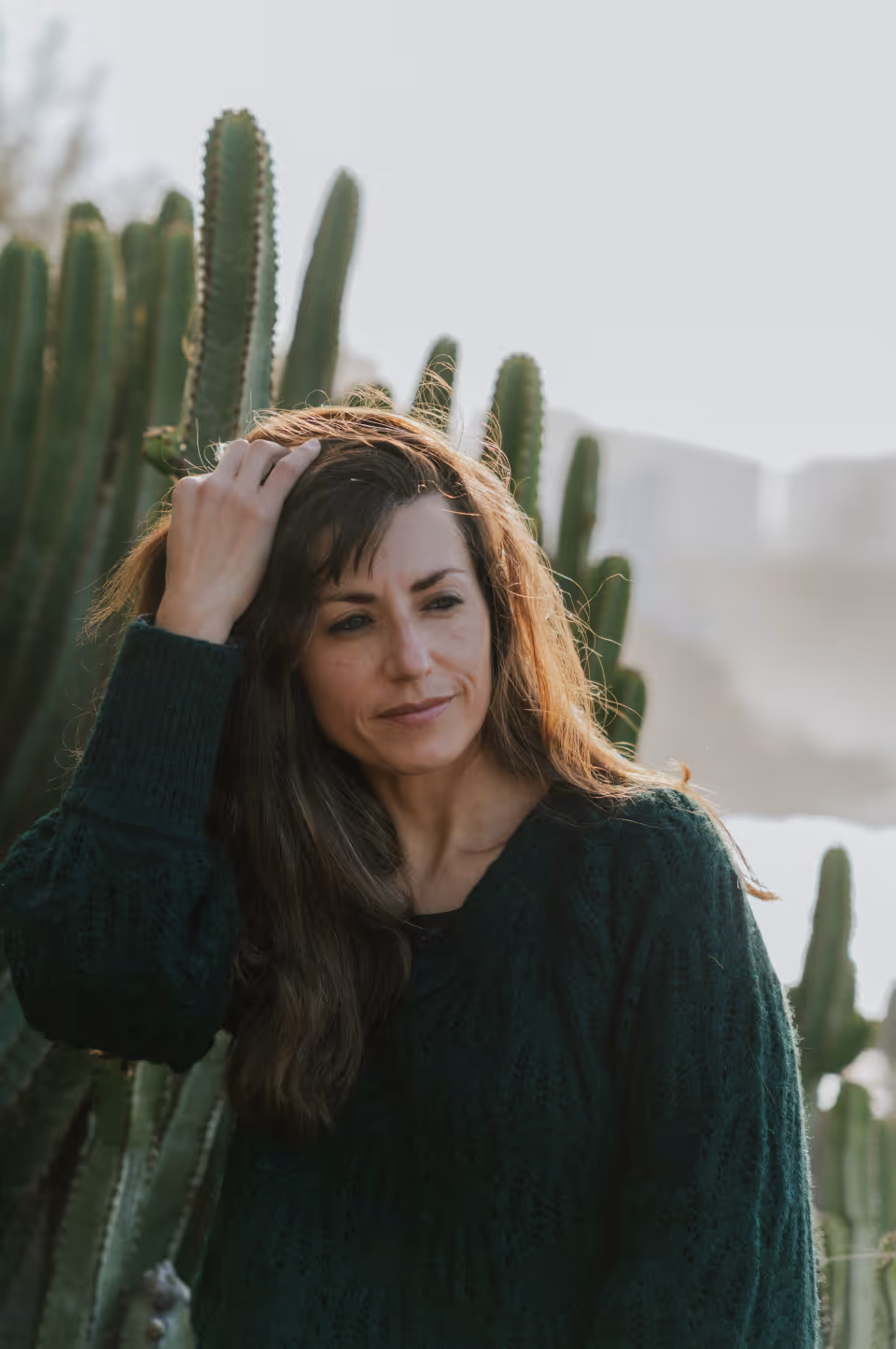 Retrato de Laura Dueñas entre cactus