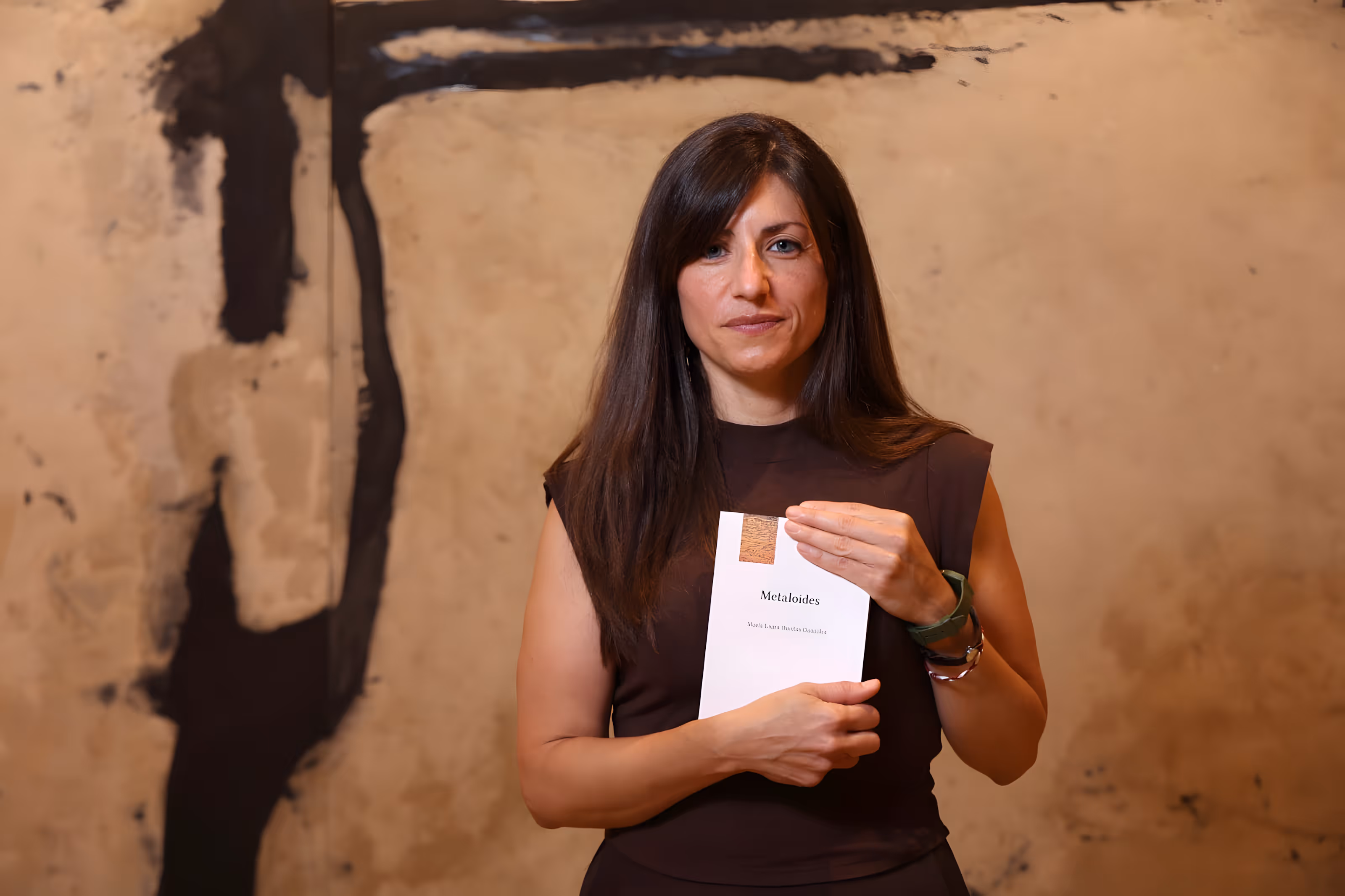 Laura Dueñas sostiene un ejemplar de «Metaloides» en la presentación de los Premios Literarios de CajaCanarias